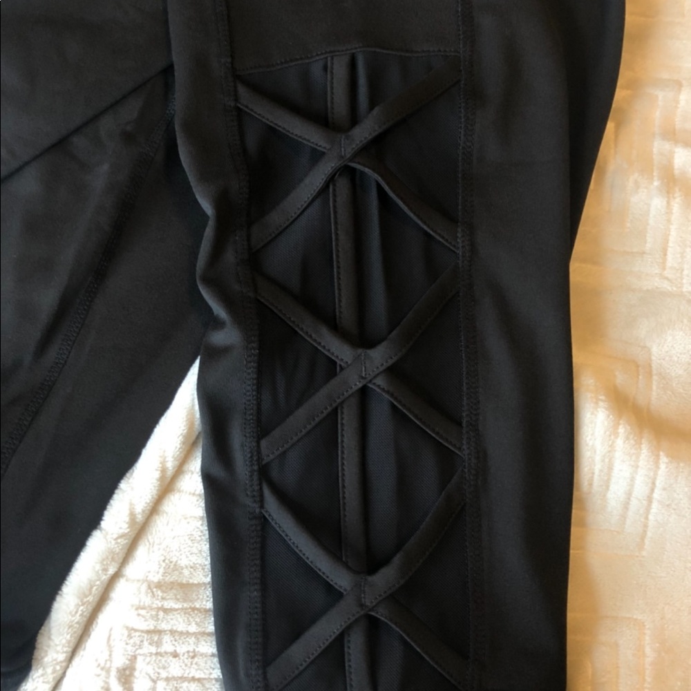 Wicking legging with cross detail at ankle